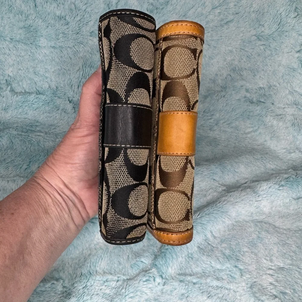 Two (2) Vintage Coach signature Wallets, black & grey and brown & tan 1 dust bag - Picture 5 of 15
